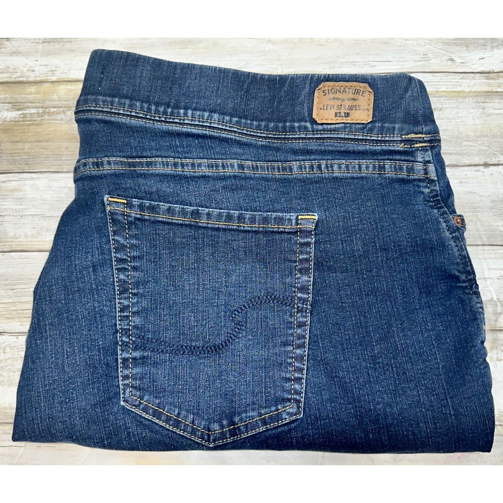 Signature Levi Strauss Totally Shaping Pull-On Bermuda Shorts Dark‎ Wash size 24